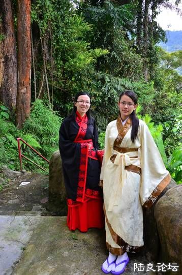 曲裾.jpg 曲裾.jpg